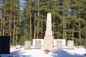 Мемориал и памятная доска в деревне Новая Малукса Кировского района Ленинградской области