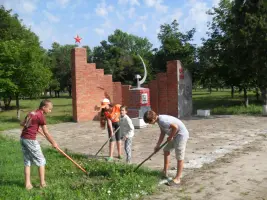 Памятник труженикам тыла в станице Канеловской Староминского района Краснодарского края, фотография 2