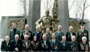 Памятник в центре села