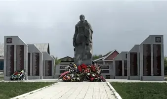 Братская могила советских воинов и памятник Николаю Сердюкову