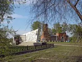 Братская могила воинов и памятный знак на месте подвига санинструктора Зины Туснолобовой