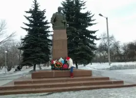 ПАМЯТНИК ГЕРОЮ СОВЕТСКОГО СОЮЗА, ЛЕГЕНДАРНОМУ РАЗВЕДЧИКУ НИКОЛАЮ ИВАНОВИЧУ КУЗНЕЦОВУ