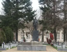 Мемориал Вечный огонь на могиле Неизвестному солдату