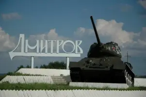 Боевой танк Т-34−85 на круговом перекрестке на въезде в Дмитров