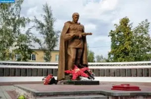 Памятник Неизвестному солдату и обелиск воинам-землякам, погибшем в годы Великой Отечественной Войны