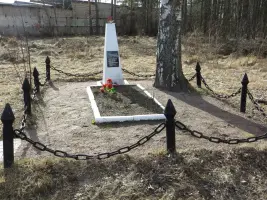 Памятник, установленный Молодцову Дмитрию Семеновичу, находится в г. Кировск, Ленинградской области, за заводом «Ладога», у самой дальней, фотография 3