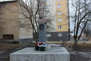 Памятник Герою Советского Союза Николаю Гавриловичу Варламову