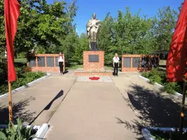Памятник ЗАЩИТНИКАМ ОТЕЧЕСТВА И ЖИТЕЛЯМ АДМИНИСТРАЦИИ ПОГИБШИМ в Великой Отечественной войне
