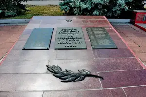 Братская могила у жд вокзала - г. Белая Калитва, Ростовская область, фотография 2
