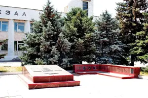 Братская могила у жд вокзала - г. Белая Калитва, Ростовская область, фотография 3