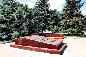 Братская могила у жд вокзала - г. Белая Калитва, Ростовская область, фотография 5