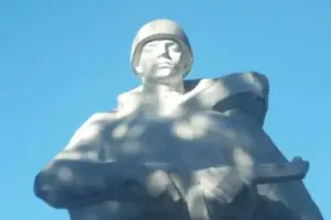Памятник воинам-рабочим и служащим камвольно-прядильной Фабрики им. 1 Мая и жителям близлежащих деревень, фотография 2