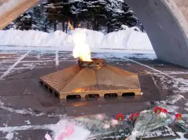 Монумент Победы и вечный огонь в Архангельске