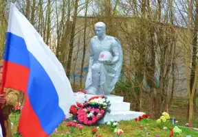Памятник воинам-лыжникам 72-ой Павловской Краснознаменной ордена Суворова II степени стрелковой дивизии