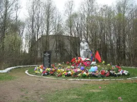 Памятник воинам-лыжникам 72-ой Павловской Краснознаменной ордена Суворова II степени стрелковой дивизии, фотография 4