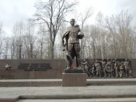 Мемориал Боевой славы с Вечным огнем, стелой, скульптурой воина, братским кладбищем советских воинов