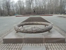 Мемориал Боевой славы с Вечным огнем, стелой, скульптурой воина, братским кладбищем советских воинов, фотография 4