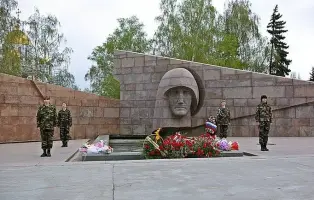 Горельеф «Скорбящей Матери-Родине»