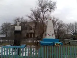 Памятник воинам, погибшим в годы Великой отечественной войны и памятник-бюст Героя Советского Союза Д.З.Тарасова