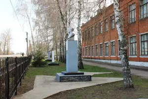 Мемориальная доска летчикам Григорию и Михаилу Дудкиным, фотография 3