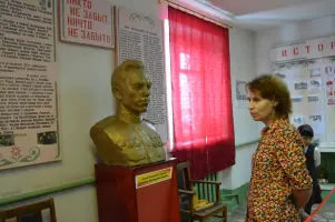 Бюст и уголок памяти Героя Советского Союза Алексея Тимофеевича Якунина
