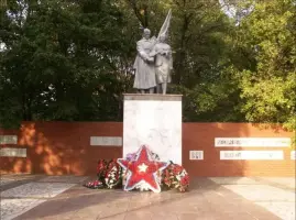 Братская могила №1 советских воинов, погибших в боях с фашистскими захватчиками, фотография 3
