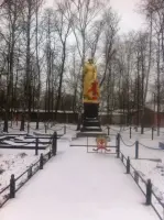 «Скорбящий воин с венком». Братская могила, фотография 2