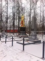 «Скорбящий воин с венком». Братская могила, фотография 4