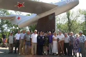 Памятный знак - самолет МИГ-15 в честь 7-й Сталинградской спецшколы ВВС