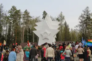 Памятный знак "Три звезды", посвященный 40-летию Победы Советского народа над фашистской Германией, фотография 4