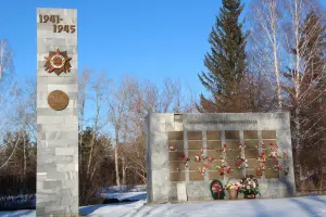 Мемориал погибшим воинам – рабочим и строителям завода ОЦМ на улице Лермонтова (у школы № 24)