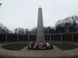 Мемориальный комплекс на братской могиле советских воинов