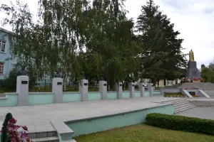 Аллея Героев Советского Союза на центральной братской могиле № 277 в городе Россошь, фотография 2