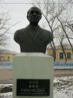 Мемориальная доска полному кавалеру Ордена Славы Рябошлык А. С