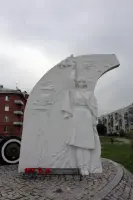 Памятник регулировщице на Дороге жизни