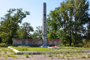 Мемориал воинам-односельчанам - село Чапаевское, Калмыкия, фотография 2