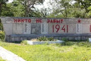Мемориал воинам-односельчанам - село Чапаевское, Калмыкия, фотография 3