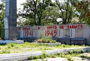 Мемориал воинам-односельчанам - село Чапаевское, Калмыкия, фотография 5