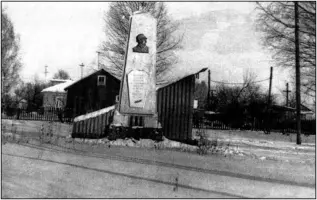Два памятника в посёлке Колокша (об истории памятника односельчанам, павшим в Великой Отечественной войне), фотография 2
