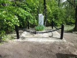 Захоронение пионеров-патриотов Анатолия Полишко и Василия Миняйленко