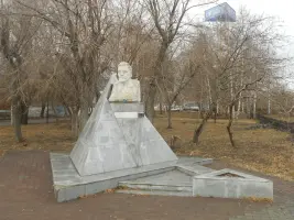 Памятник Алексею Грязнову - сталевару и воину