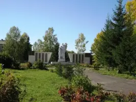 Памятник павшим землякам находится в п. Ленинский Яшкинского района Кемеровской области
