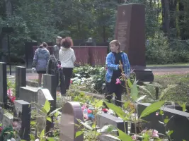 Памятник на Киновеевском кладбище Санкт-Петербурга