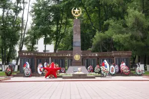 Мемориал Партизанам и воинам, погибшим при освобождении г. Рузы, установлен в 1975 г. на месте захоронения С. И. Солнцева, фотография 5