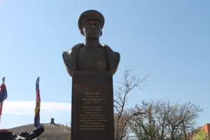 Памятные бюсты Алексею и Александре Высоцким на территории МБОУ ООШ №32, фотография 3