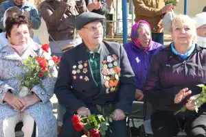 Памятные бюсты Алексею и Александре Высоцким на территории МБОУ ООШ №32, фотография 4