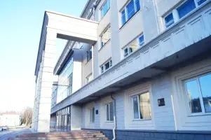 Мемориальная доска на здании Дворца культуры и творчества КМК о размещении в нём госпиталей № 1242 и №3329