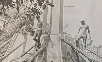 Памятный знак добровольцам, ушедшим в 1942 году на защиту Сталинграда