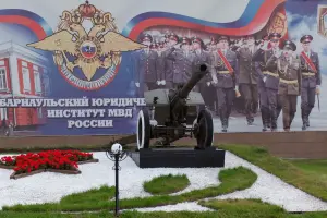 Гаубица Д-1 периода Великой Отечественной войны в Барнаульском юридическом институте МВД России