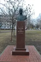 Памятник-бюст Герою Советского Союза Репкину А. В. на Аллее Славы в г. Старый Оскол
